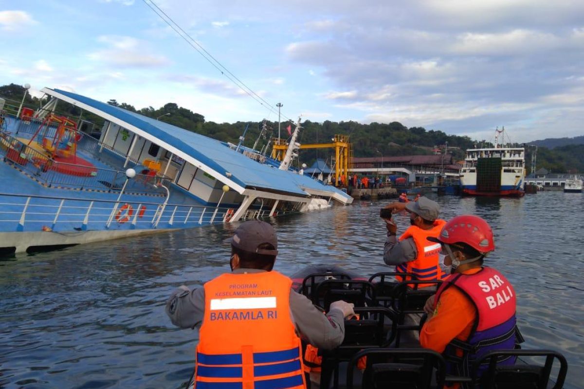 Kapal miring karena bocor, 66 penumpang KMP Dharma Rucitra III dievakuas i