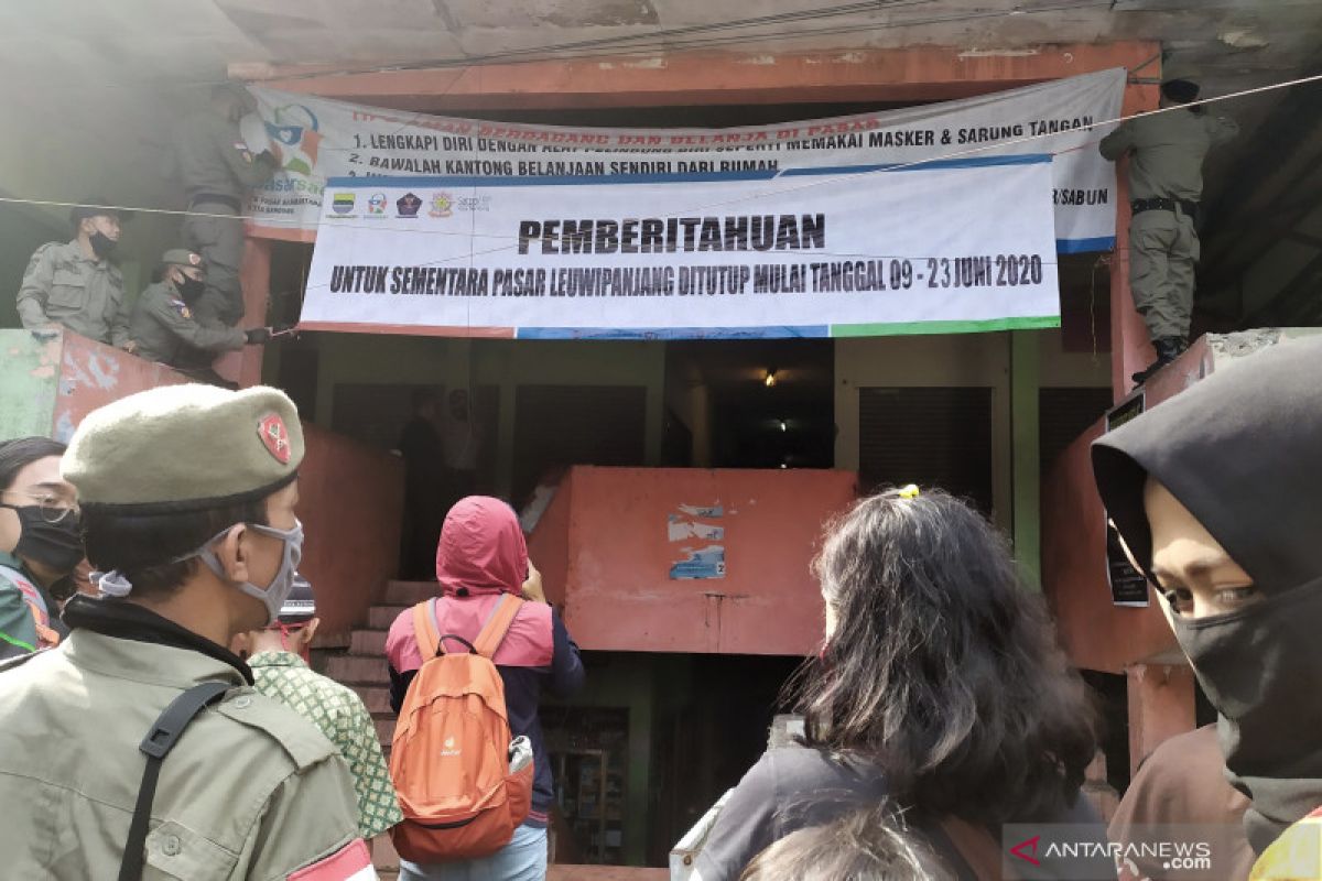 Tes cepat, empat pedagang Pasar Leuwipanjang Bandung reaktif COVID-19