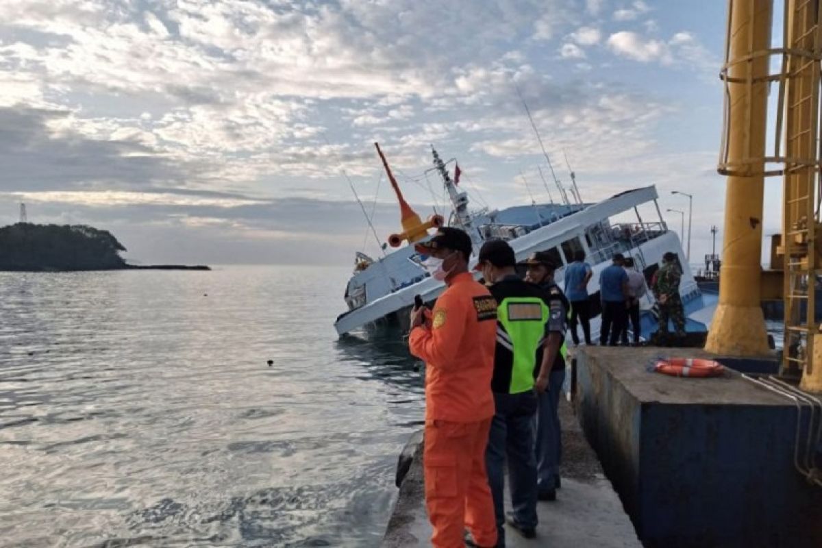 66 penumpang KM Dharma Rucitra III berhasil dievakuasi dengan selamat di Padangbai