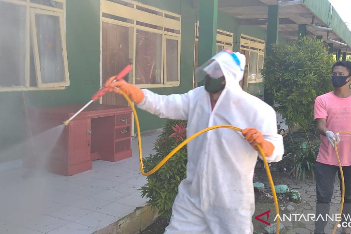 Putus penyebaran COVID-19 PMI Jatim lakukan disinfeksi ke ponpes