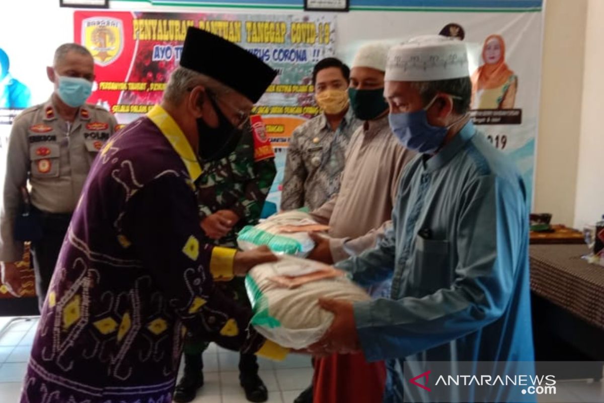 Bupati HST salurkan bantuan kepada ulama dan kaum masjid