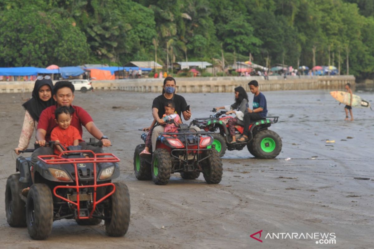 Setelah diberlakukan normal baru sejak 13 Juni 2020 sektor pariwisata di Padang mulai menggeliat