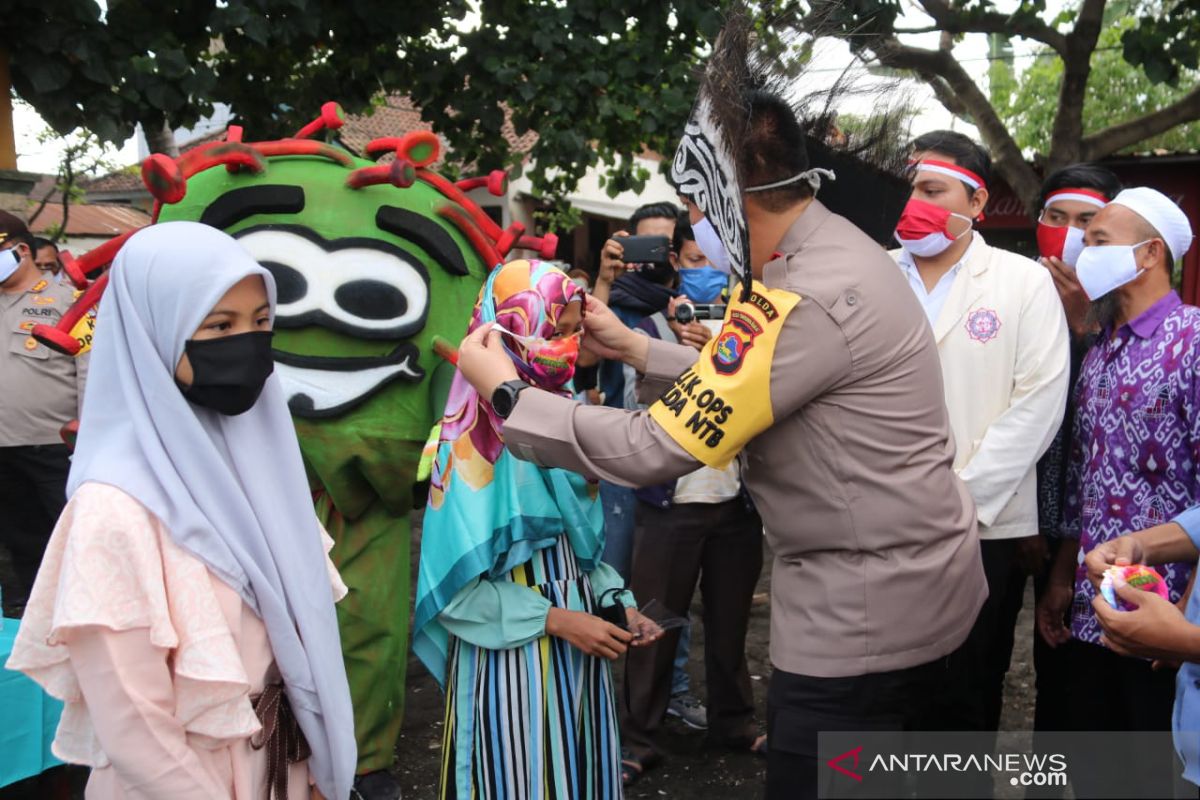 Warga Kampung Nelayan di Mataram menerima bansos Polri Peduli COVID-19