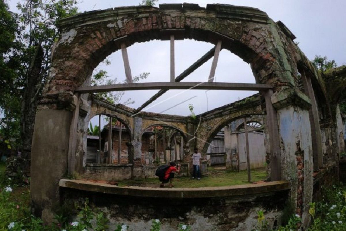 Bangunan cagar budaya Rumah Batu di tepian Sungai Batanghari yang terbengkalai