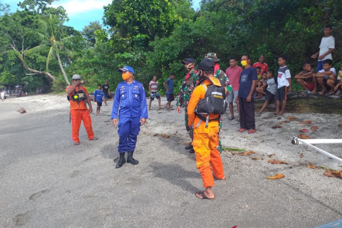 Ditpolairud dan Basarnas evakuasi dua jenazah warga SBB yang hanyut ke laut