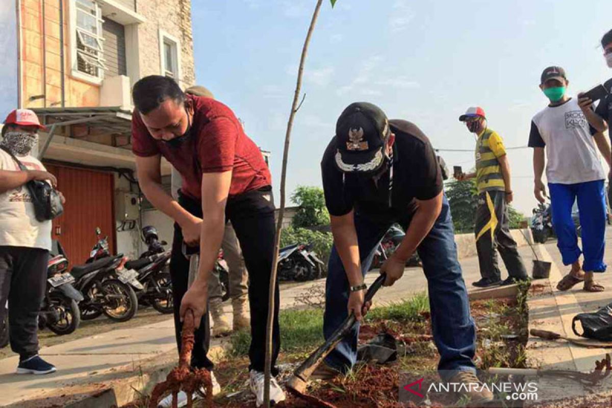 1.000 bibit pohon ditanam di Jalan Raya Bekasi