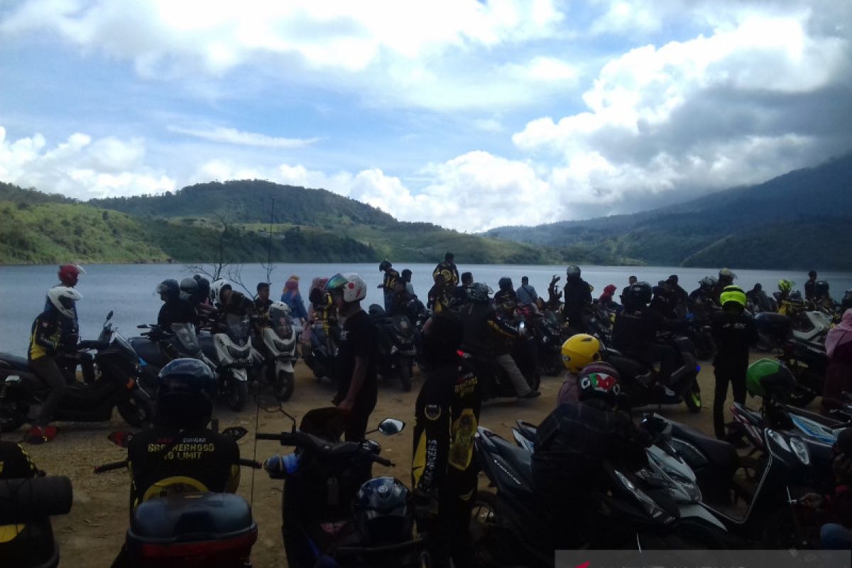 Lake Talang tourist attraction flooded with residents