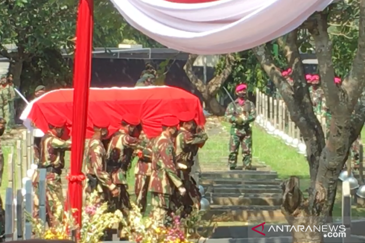 Jenazah mantan Kasad Pramono Edhie Wibowo dimakamkan di TMP Kalibata