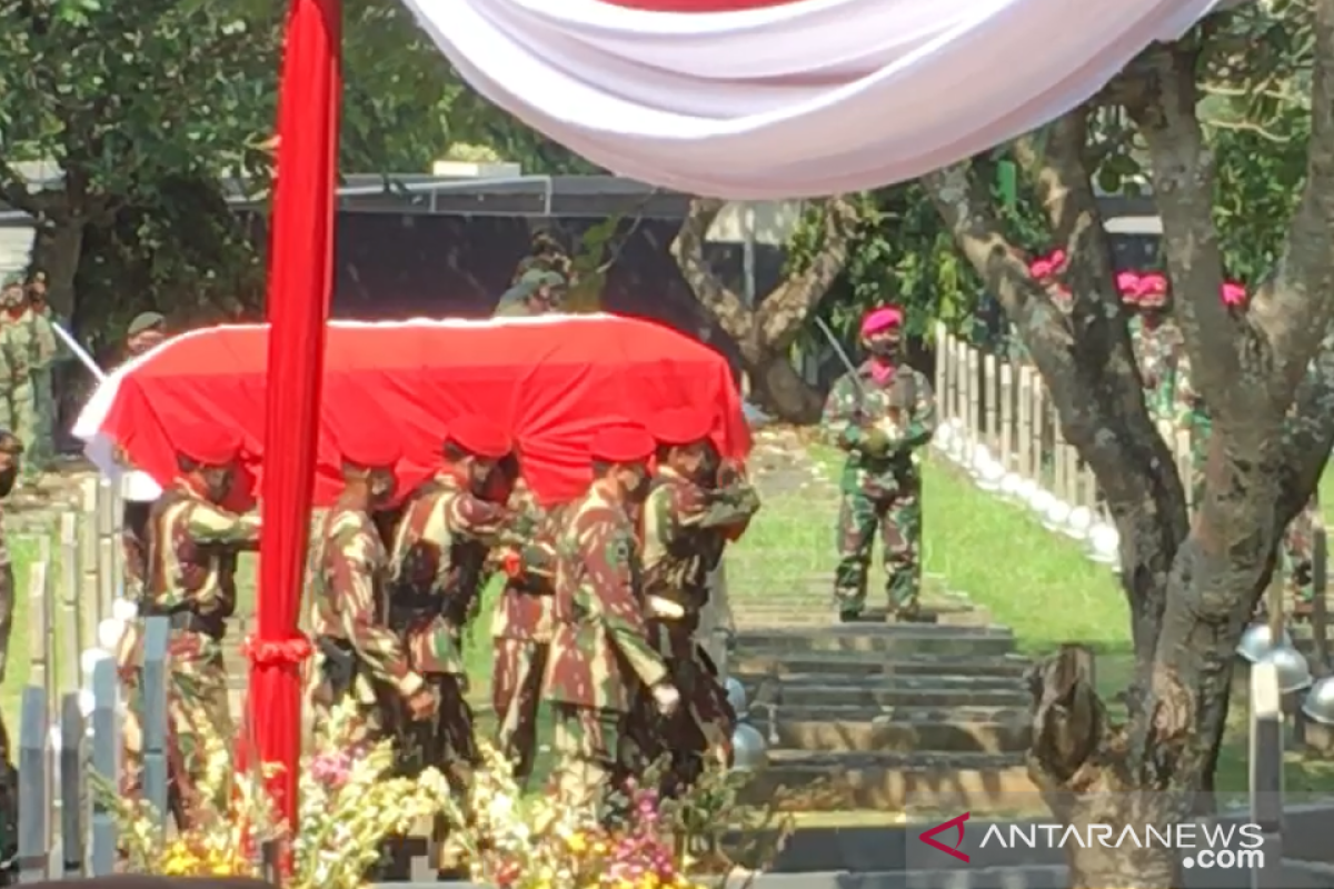 Peti jenazah mantan Kasad Pramono Edhie Wibowo tiba di TMP Kalibata