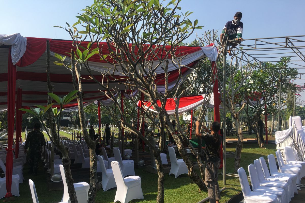 Tempat duduk para  pelayat pemakaman Mantan Kasad rujuk protokol COVID-19