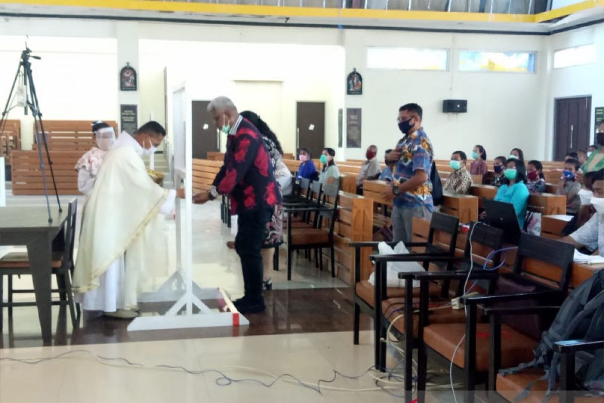 Gereja Katolik Sempan Timika terapkan protokol kesehatan gelar misa