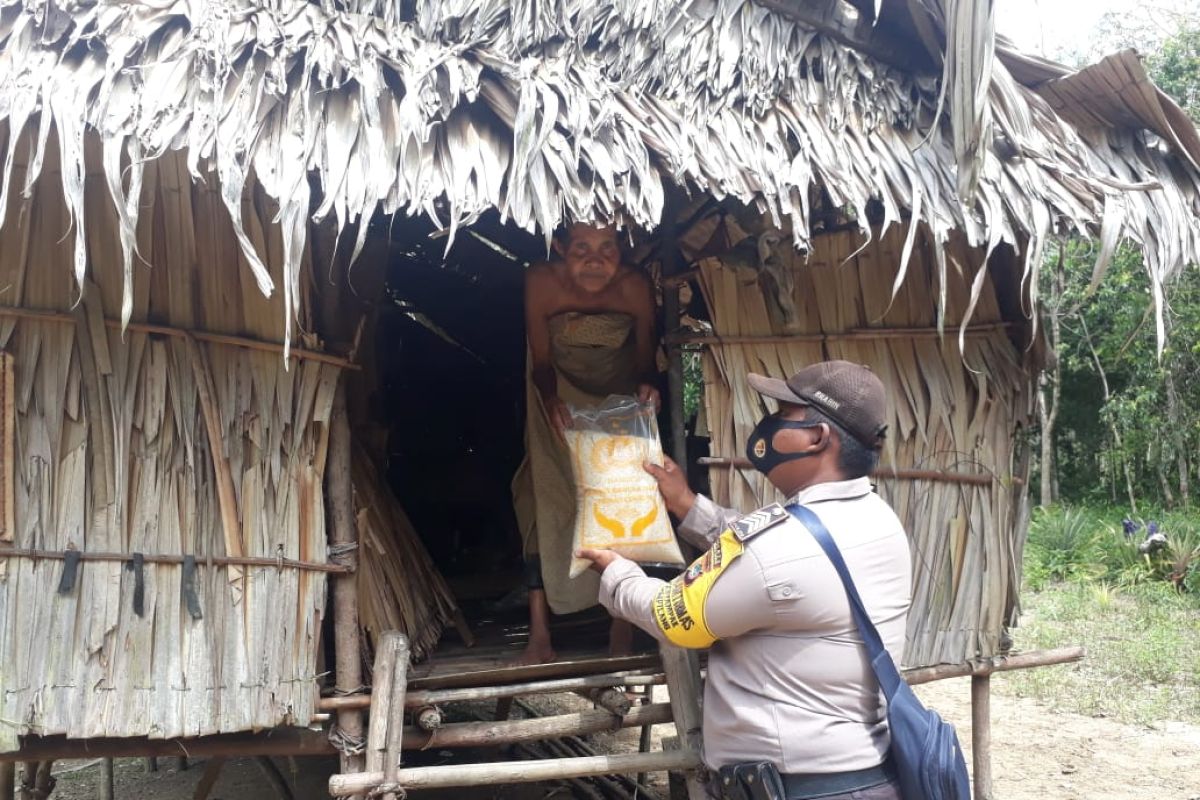 Polres Bangka Barat bagikan sembako di Kecamatan Tempilang