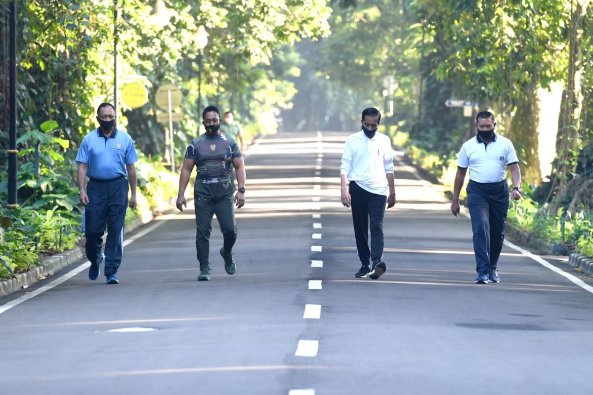 Presiden Joko Widodo berolahraga pagi bersama para kepala staf TNI