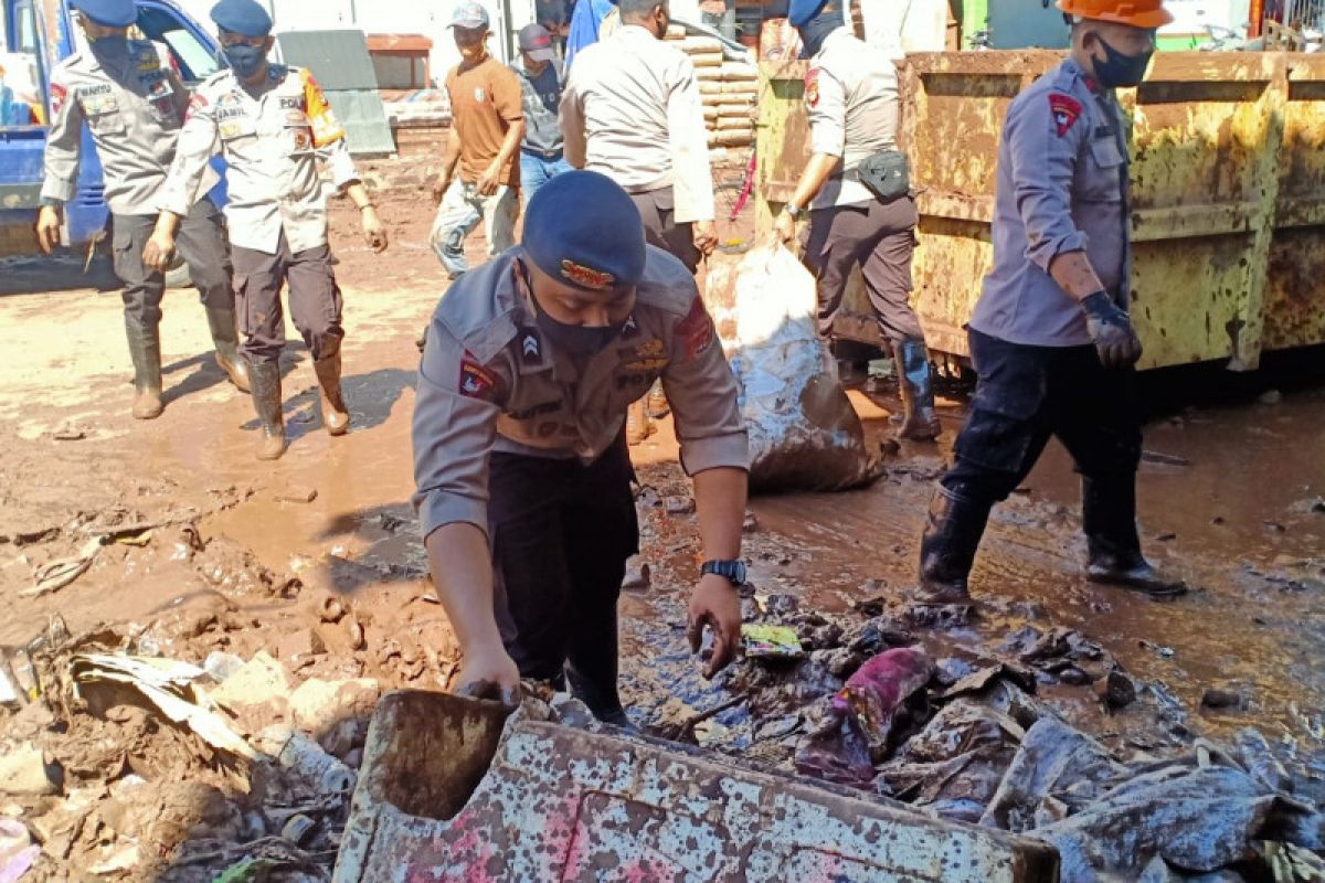 Tim SAR Brimob Sulsel bersihkan lumpur banjir di Bantaeng