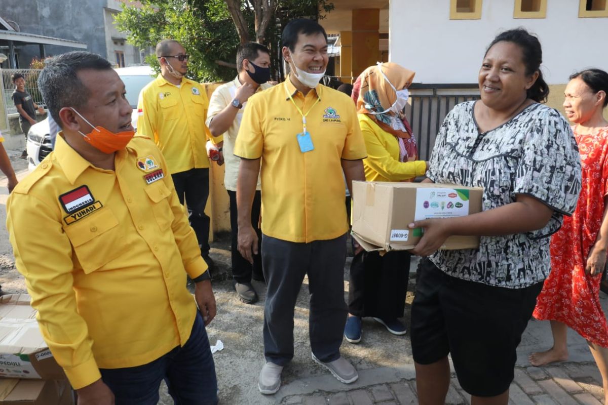 Golkar salurkan bantuan kepada warga yang terkena banjir disejumlah wilayah di Bandarlampung