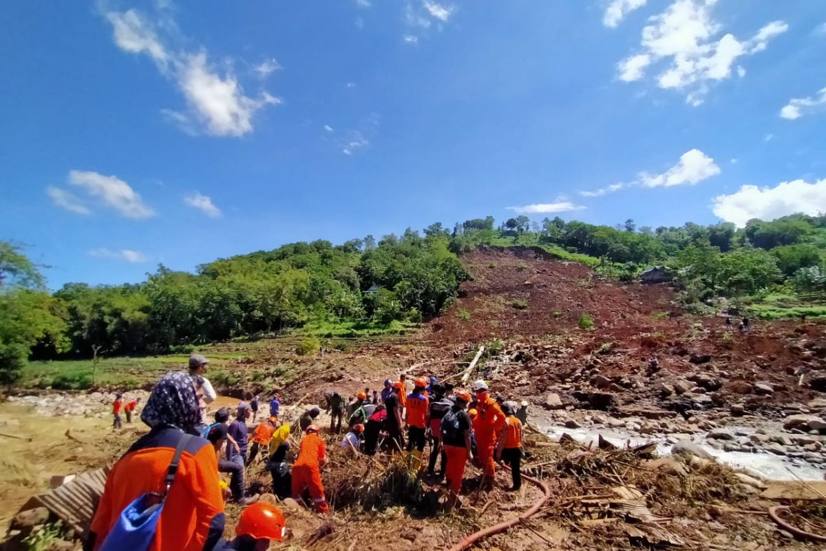 Tiga korban longsor Desa Rumbia Jeneponto belum ditemukan