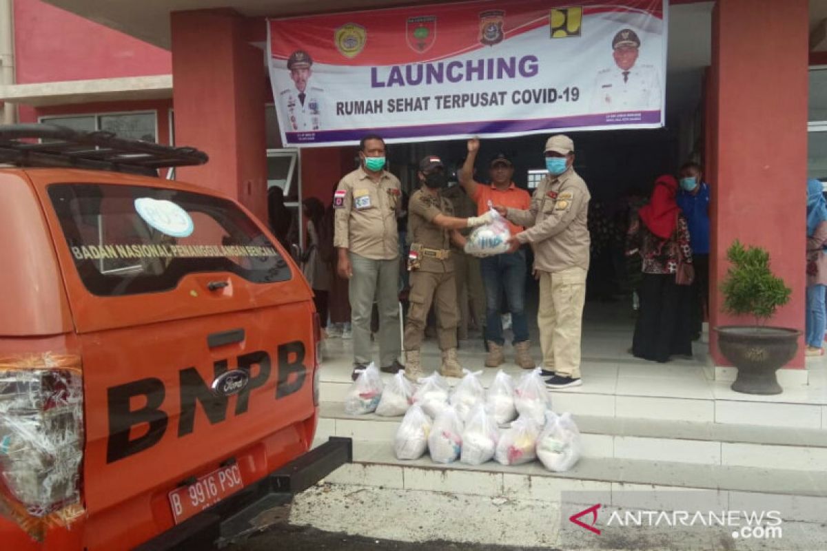 Gugus Tugas Baubau menyalurkan sembako kepada sopir ambulans