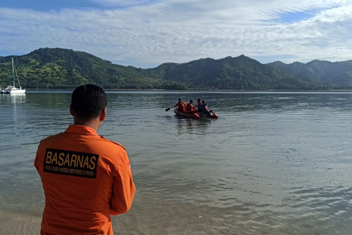Basarnas Mataram cari pemancing terseret ombak di Pantai Meang Sekotong