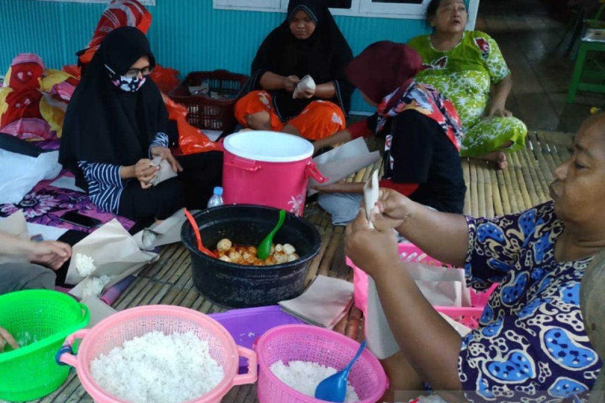 Jurnalis Peduli bagi makanan gratis untuk korban banjir di Sulsel