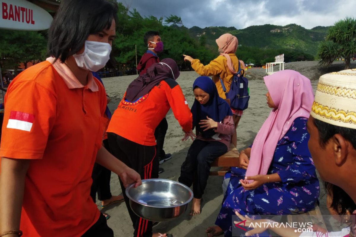 Puluhan wisatawan di Pantai Parangtritis tersengat ubur-ubur