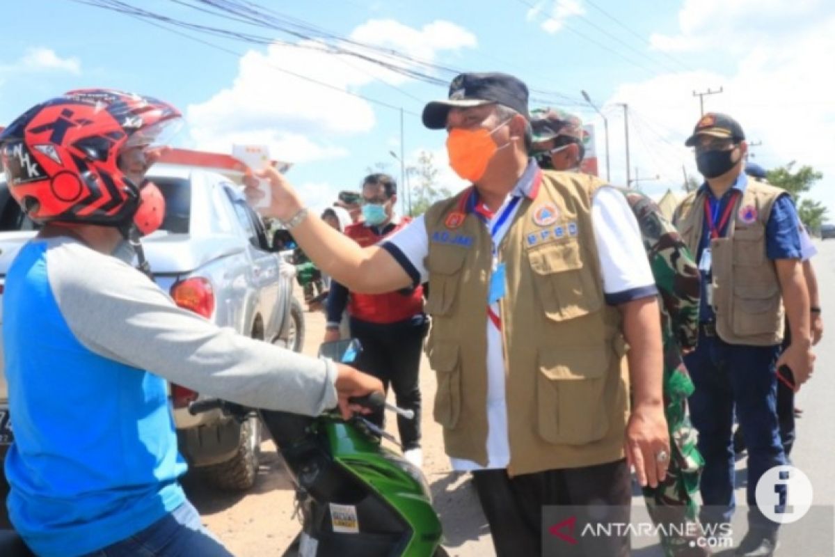 Warga siapkan masker dan penyanitasi tangan hadapi normal baru