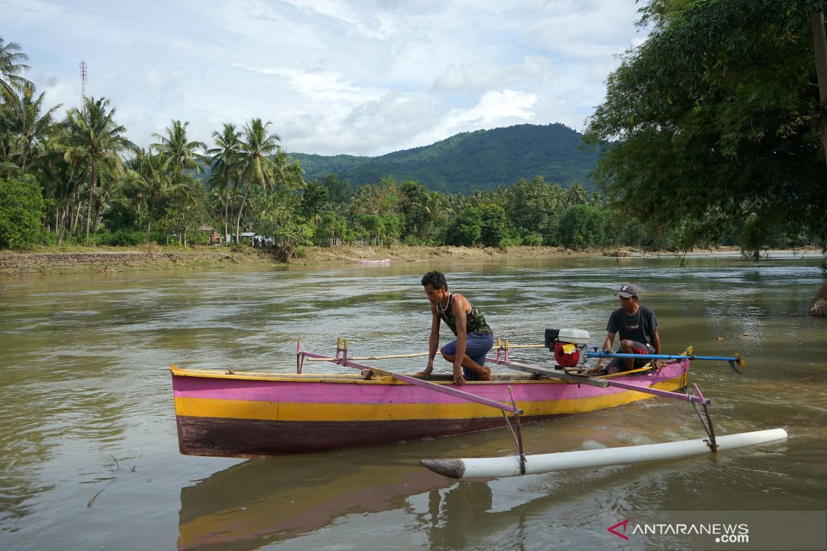 Warga Suwawa gunakan jasa perahu seberangi sungai Bone