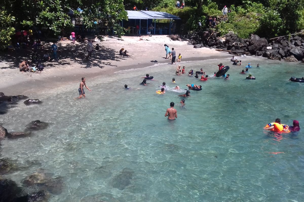 Warga nikmati destinasi wisata pantai Ternate manfaatkan hari libur
