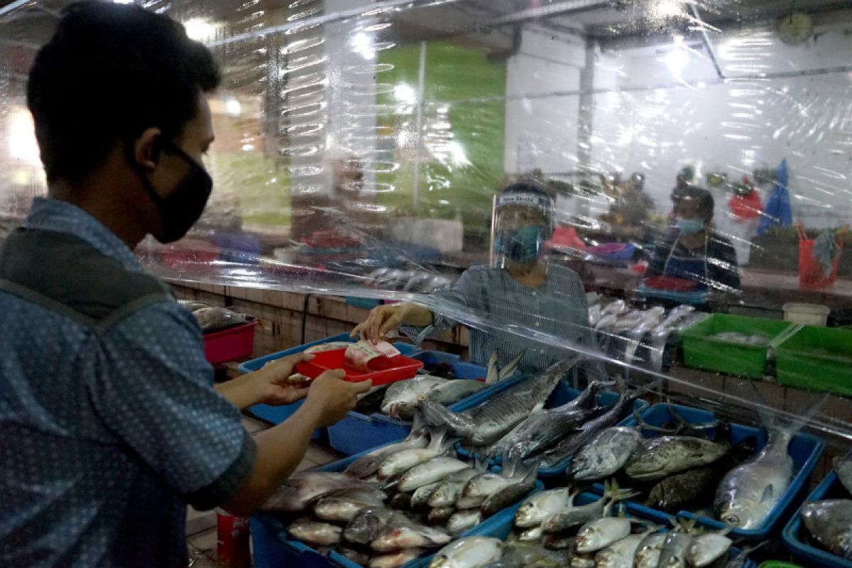 Nampan jadi sarana transaksi di pasar tradisional Surabaya