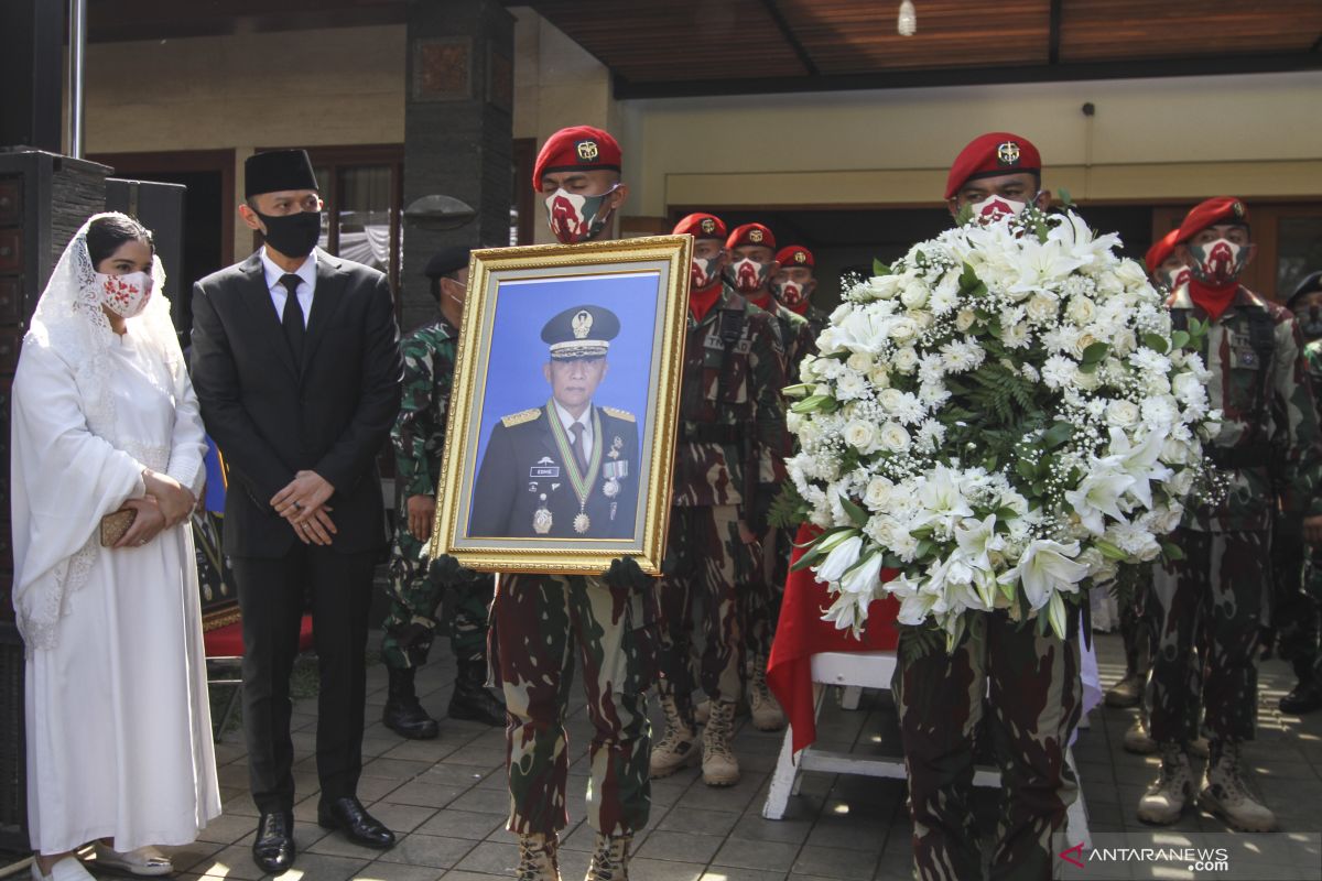 Kemarin, pemakaman Pramono Edhie hingga warga serahkan senjata api