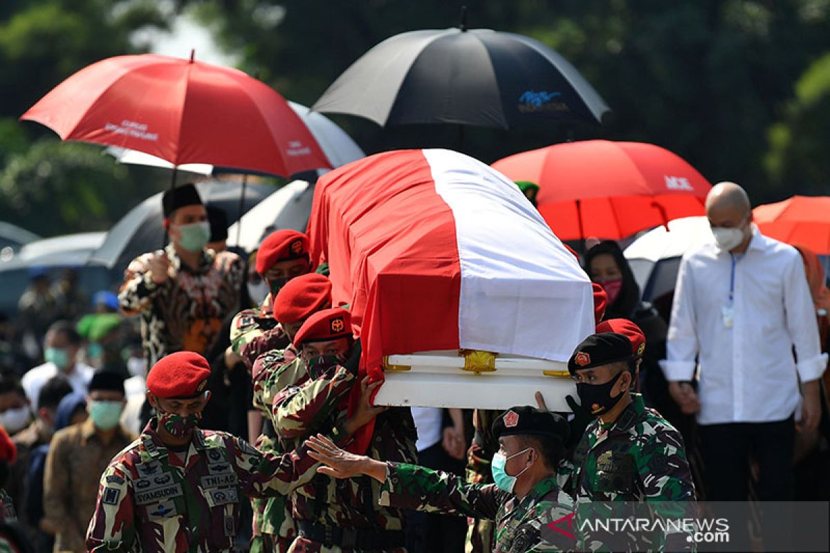 Peti jenazah mantan Kasad Pramono Edhie Wibowo tiba di TMP Kalibata