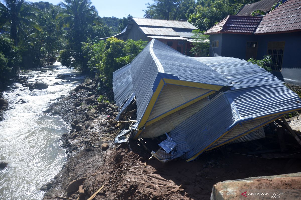 Landslide, flood hit Jeneponto, three missing