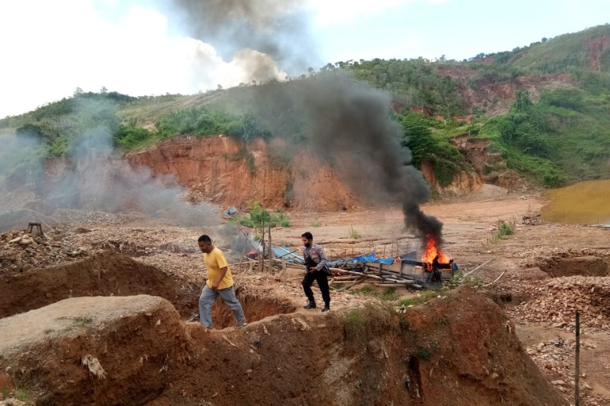 Buru Island's police clamp down on illegal gold miners