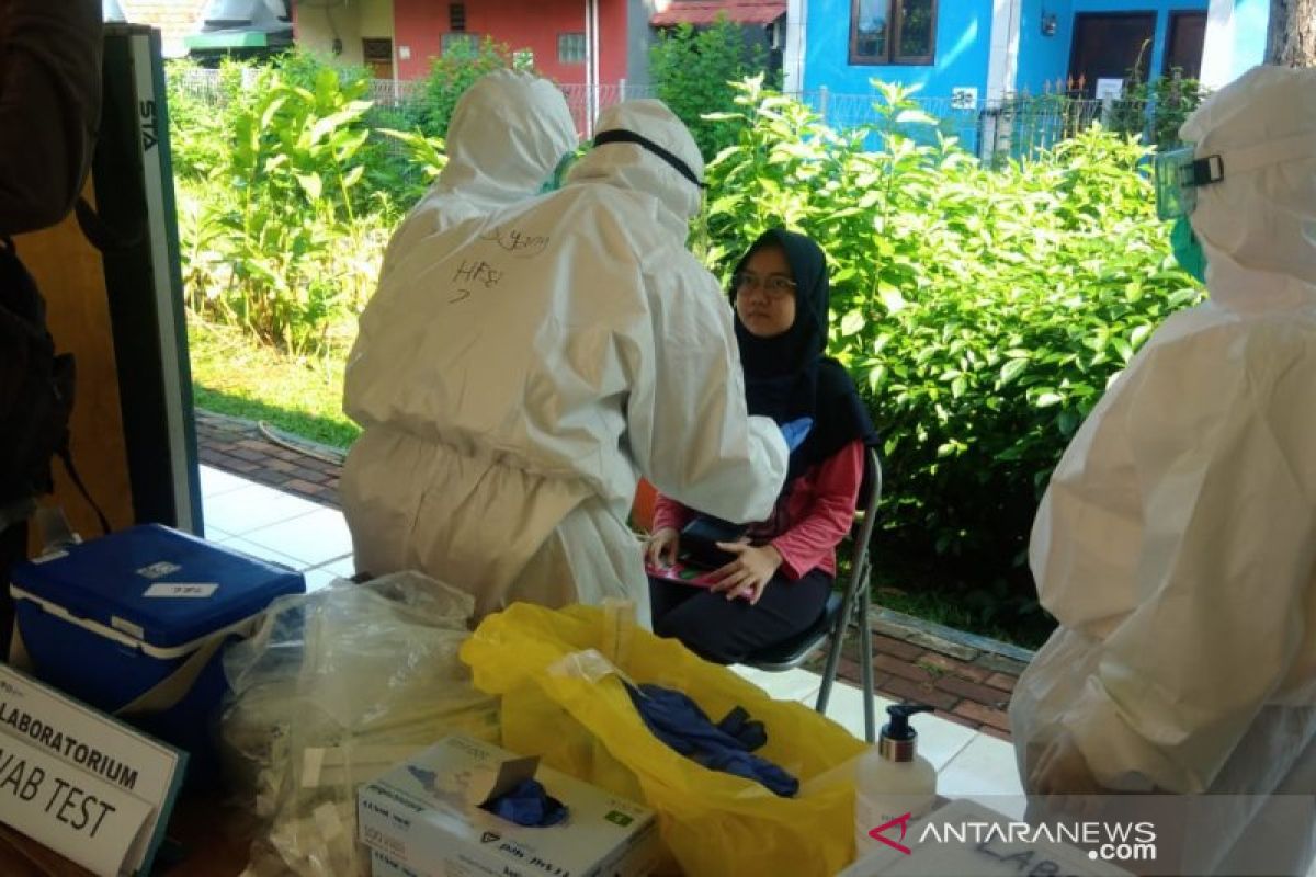 Hasil tes usap massal, tiga orang di Karawang positif COVID-19