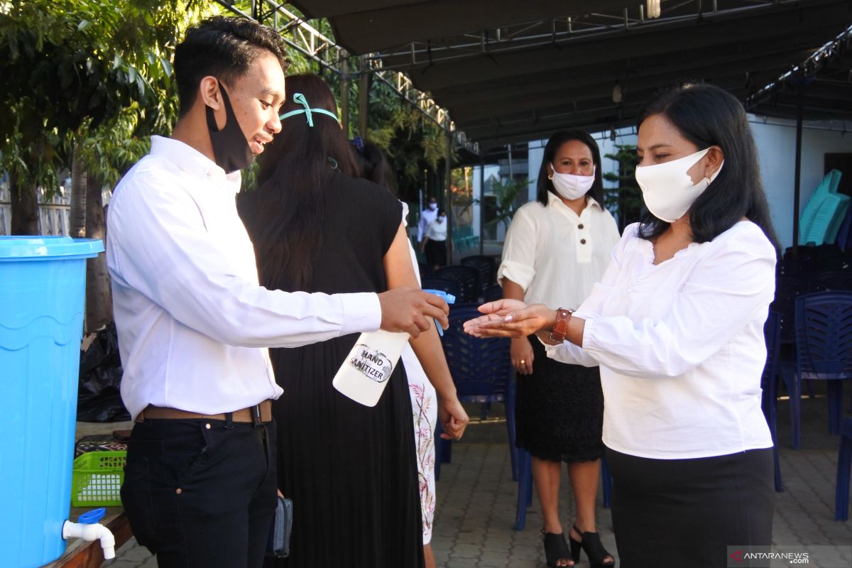 Umat Kristen di Kota Kupang mulai beribadah bersama di gereja