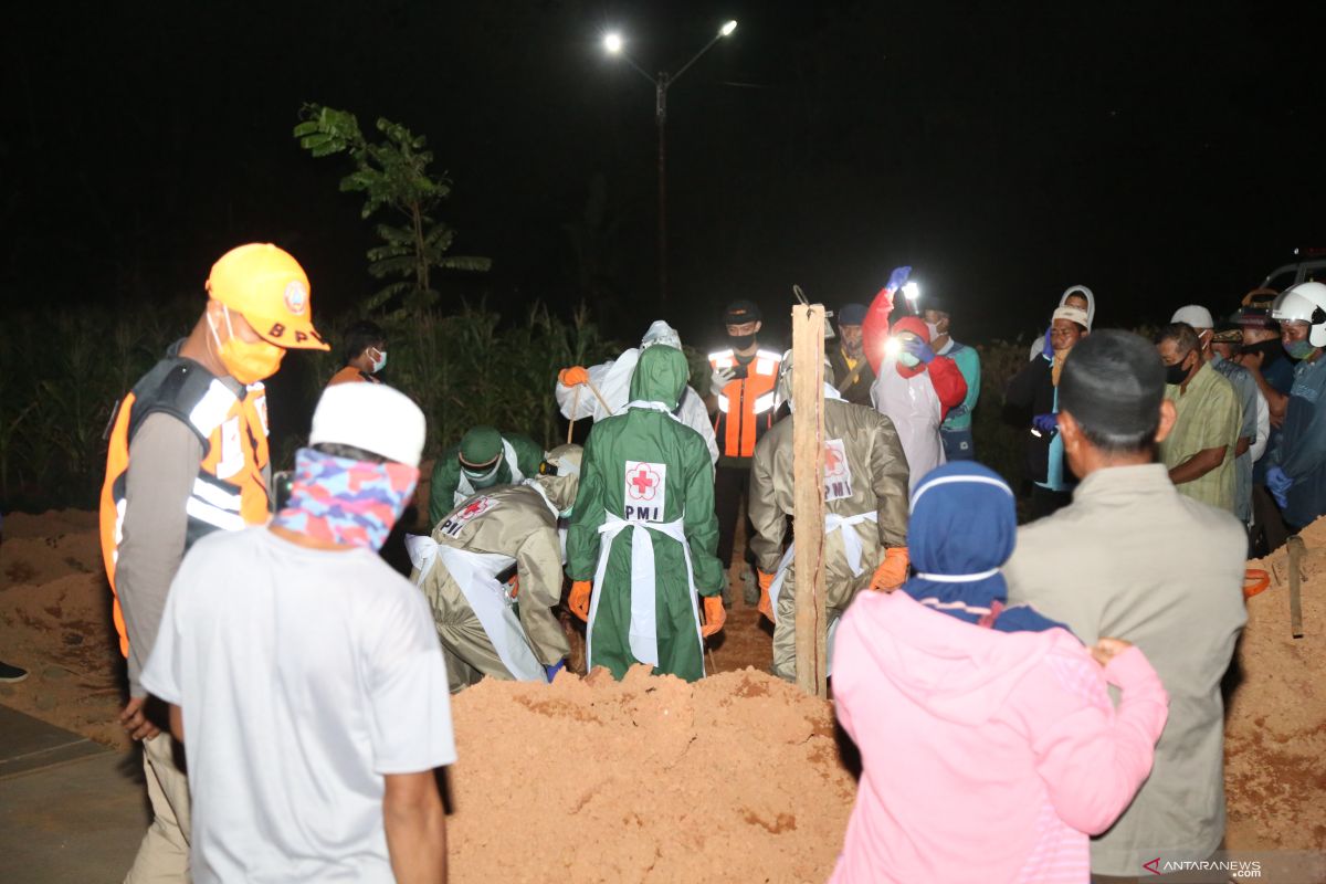 Tim pemulasaraan kembali makamkan satu PDP warga Tanah Laut