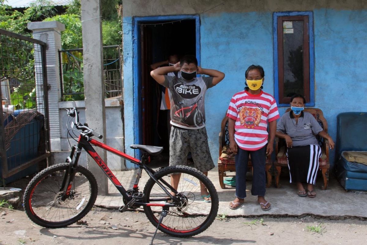 Ketua PKK Kota Kediri berikan sepeda ke anak putus sekolah