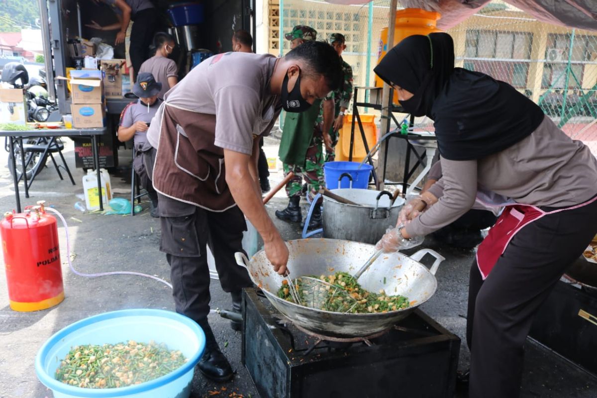 Dapur umum Polri-TNI  bagikan 500 nasi bungkus di Kota Jayapura