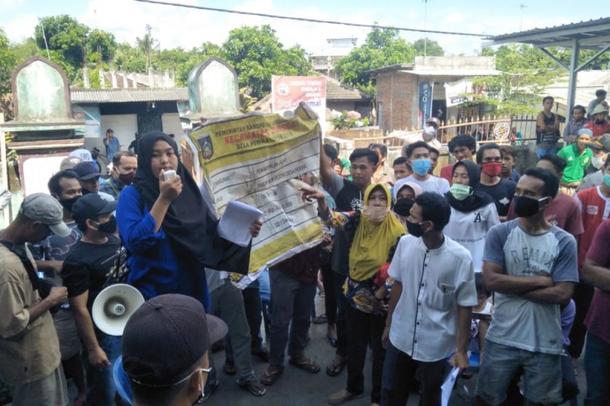 Warga Desa Perina Loteng unjuk rasa pertanyakan bansos tak tepat sasaran