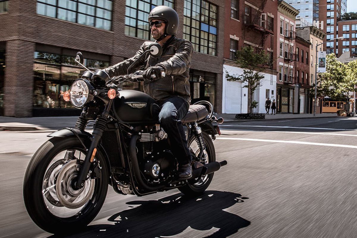 Triumph Bonneville T100 & T120 hadir dalam edisi hitam