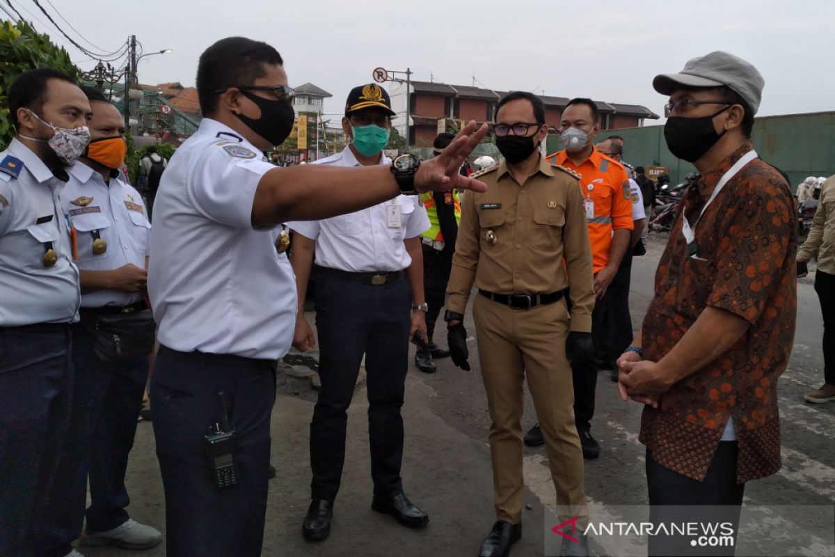 Penumpang KRL di Stasiun Bogor masih menumpuk pada Senin pagi