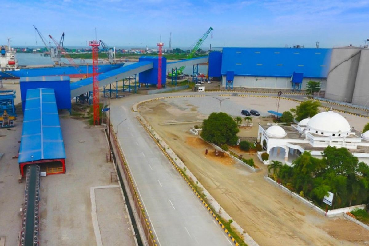 Optimalkan layanan terminal curah kering di Pelabuhan Belawan, Pelindo 1 - FKS Solusi Logistik tanda tangani kerja sama pengoperasian