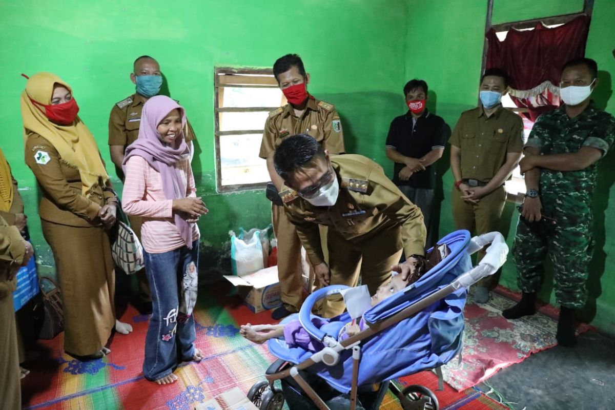Bupati Lampung Timur beri kursi roda anak yang sakit sejak lahir