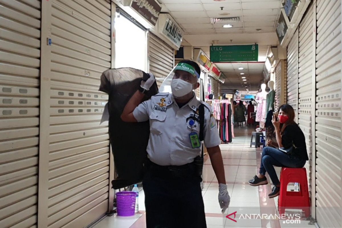 Pasar Jaya bagikan 80.000 faceshield ke pedagang pasar tradisional