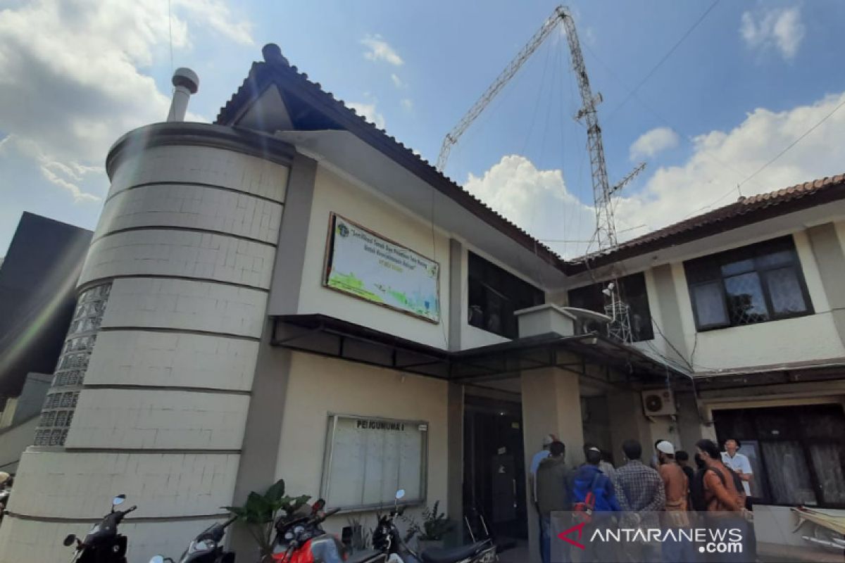 Menara di gedung BPN Garut roboh akibatkan satu orang meninggal dan empat luka