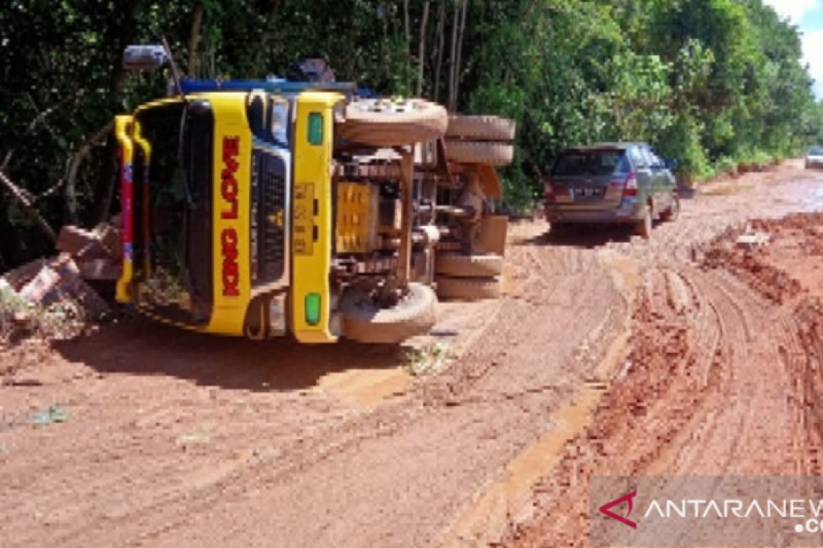 Wabup Kayong Utara harap Pemprov Kalbar prioritaskan Jalan Siduk-Teluk Betang