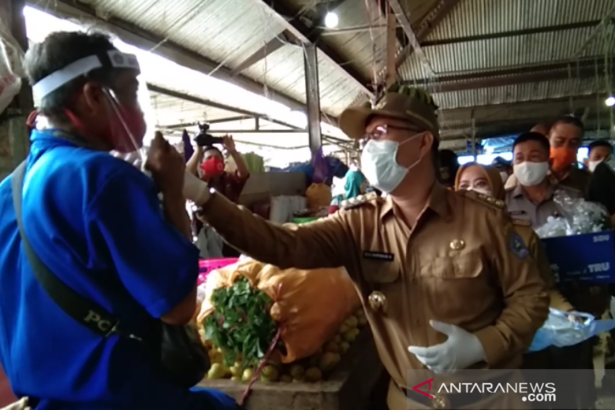 Hadapi normal baru, Wali Kota Kendari bagikan APD kepada pedagang pasar