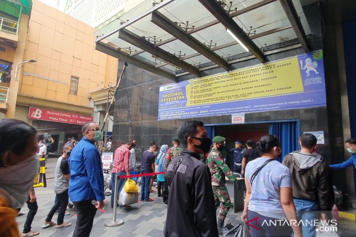 Pasar Tanah Abang blok A kembali dibuka dengan protokol ketat