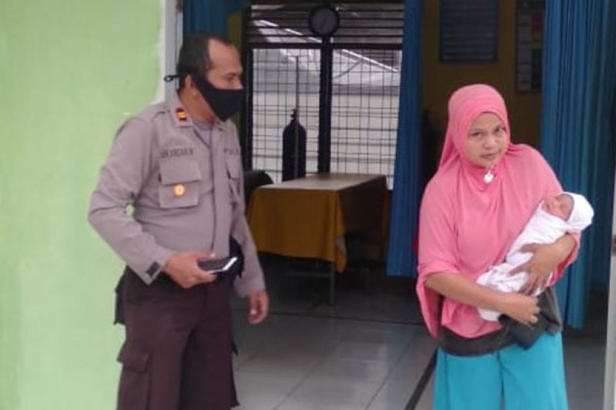 Sesosok bayi perempuan ditemukan di atas kursi depan rumah warga