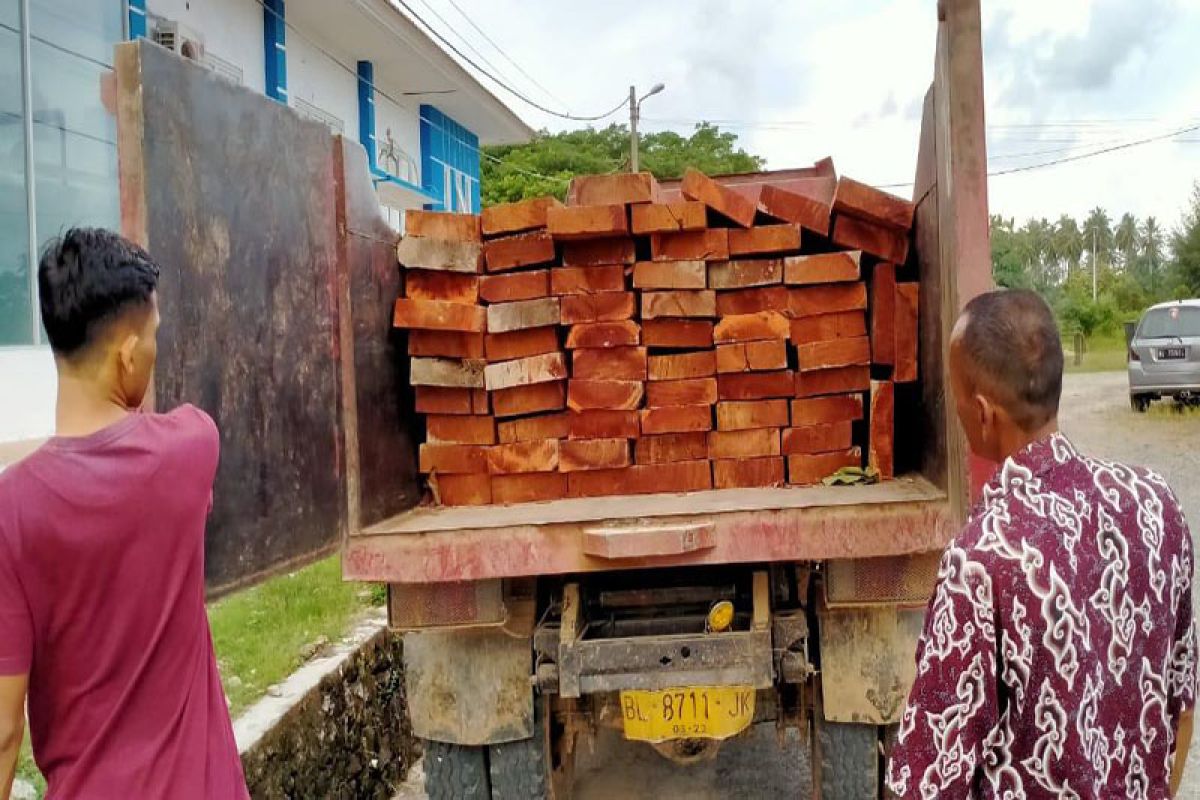 Polisi kembali tangkap mobil pengangkut kayu ilegal di Aceh Jaya, satu orang diamankan