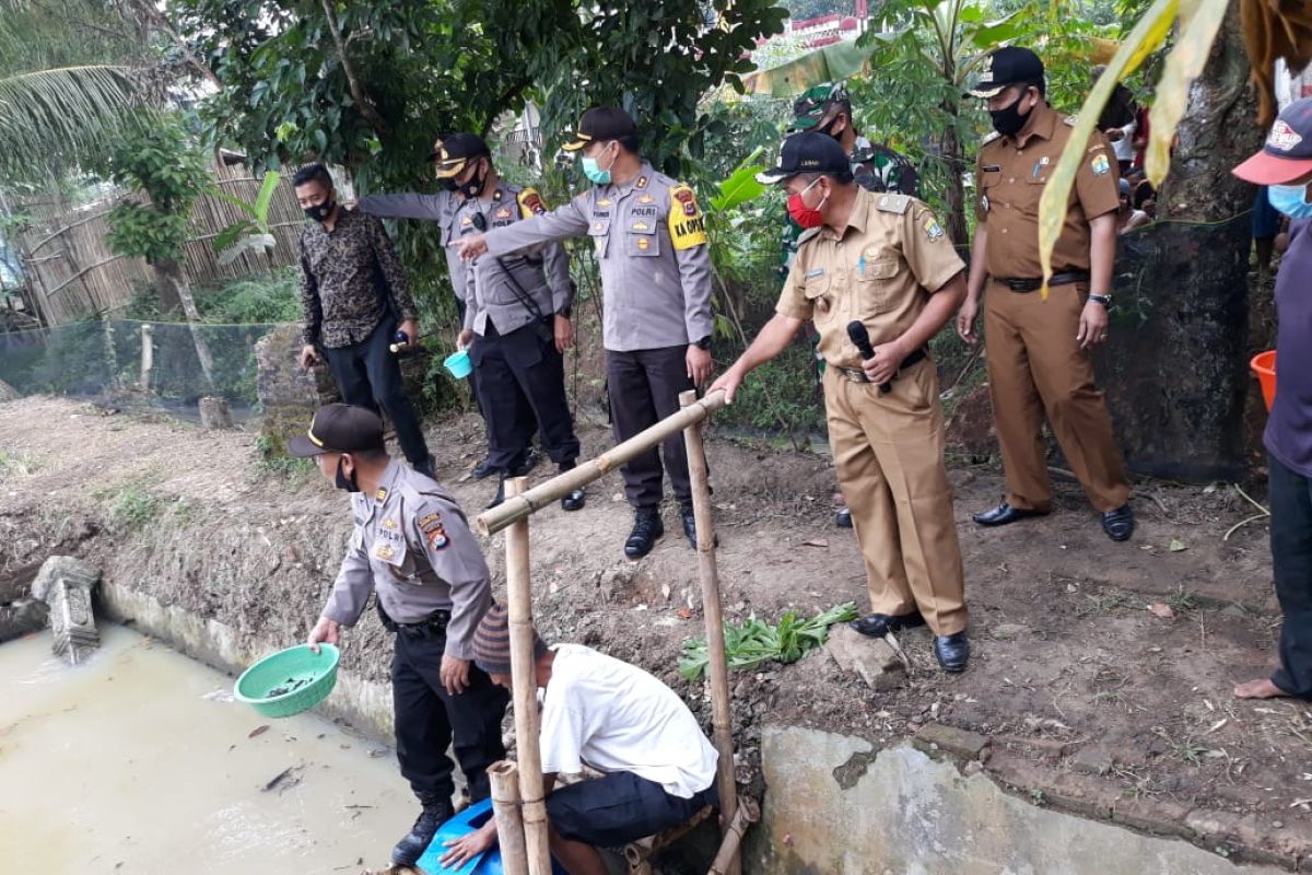 Bantu warga Walantaka, Kapolres Serang Kota tebar 10 ribu benih ikan